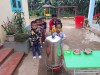 Hoạt động rửa tay cho trẻ trước khi ăn tại điểm bản Tìa Ghếnh, trường Mần non Tìa Dình